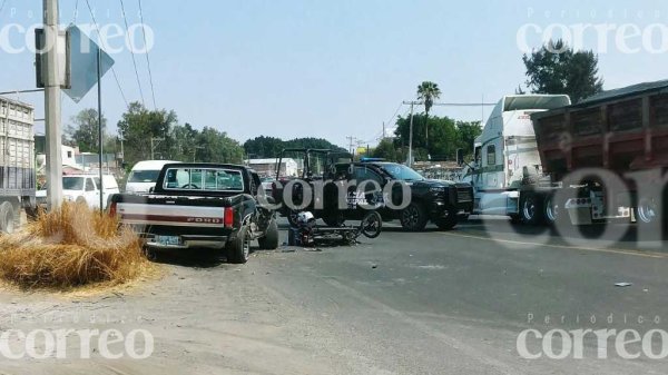 Motociclista muere al impactarse contra un camión sobre la carretera a Salvatierra