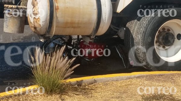 Motociclista sobrevive tras ser arrollado por un camión en Guanajuato capital