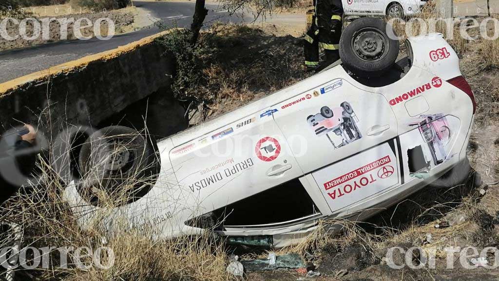 Conductor resulta lesionado al volcar en el arroyo La Fortuna en Silao