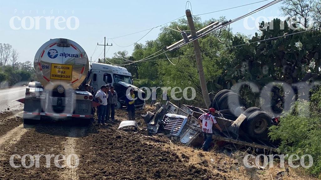 Muere conductor de tráiler en San José Iturbide tras choque con un doble remolque