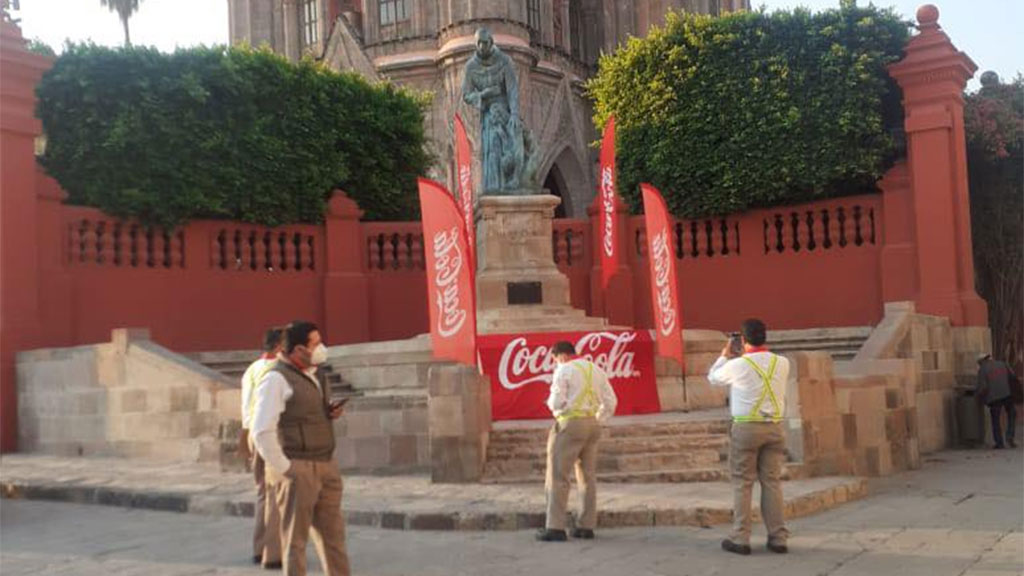 Usan la estatua de Fray Juan de San Miguel para promocionar Coca Cola