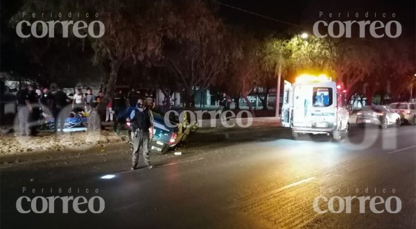 Aparatosa volcadura deja un lesionado en bulevar de León