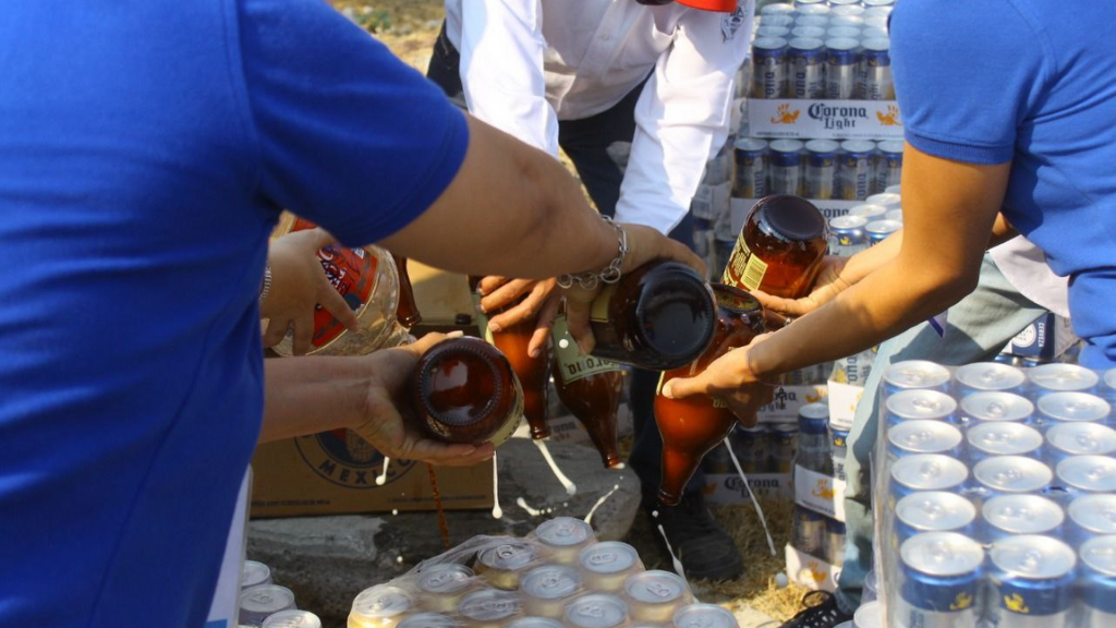 Destruyen más de 2 mil latas y botellas de cerveza decomisadas en Celaya