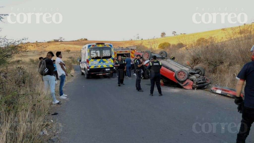 Volcadura de auto deja a una persona lesionada en comunidad de Guanajuato capital