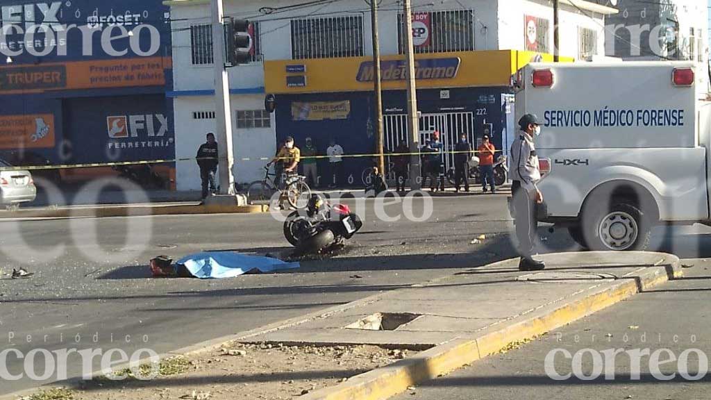 Aparatoso choque en Irapuato deja a un motociclista muerto y una lesionada