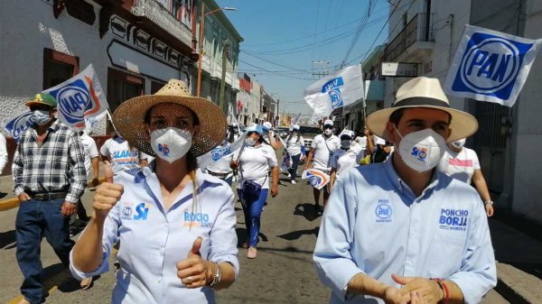 Con tambores y banderas, simpatizantes de Rocío Ambriz organizan caravana en Valle de Santiago