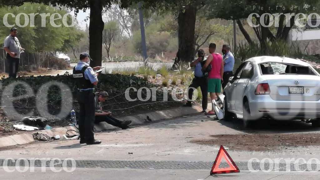 Volcadura en Residencial el Molino deja a una mujer lesionada