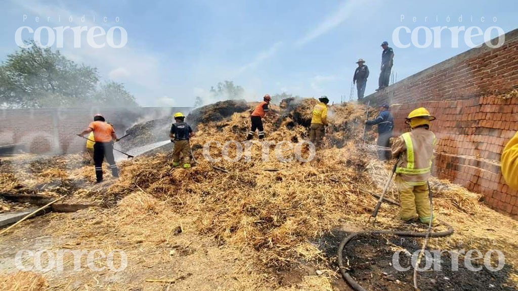 Incendio consume decenas de pacas en El Zangarro, Guanajuato capital