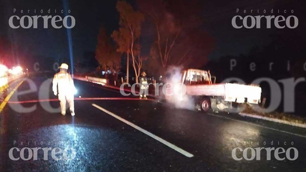 Camioneta queda reducida a cenizas en autopista Guanajuato-Silao