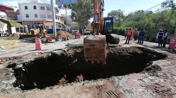 Por reparación de socavón en la libre a Silao, cambian de sentido calle De la Vía