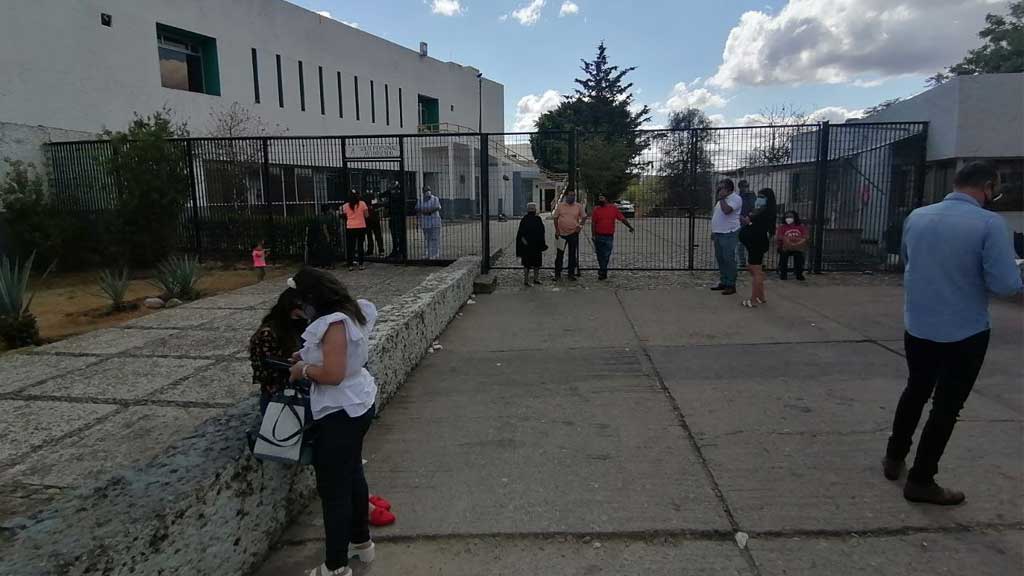 Suspenden vacunación en el Issste de Guanajuato por bronca; leoneses exigían su dosis