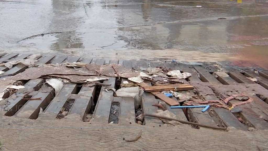 Basura bloquea coladeras de Brisas Campestre en León