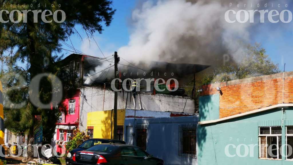 Fuerte incendio en vivienda de Irapuato genera intensa movilización