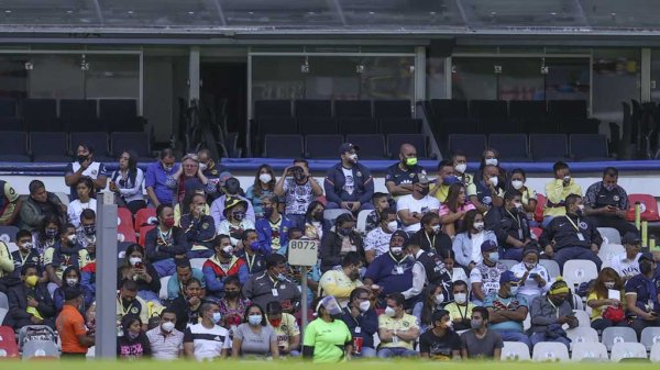 Aficionados ‘ponen en juego’ el regreso a los estadios por incumplir medidas