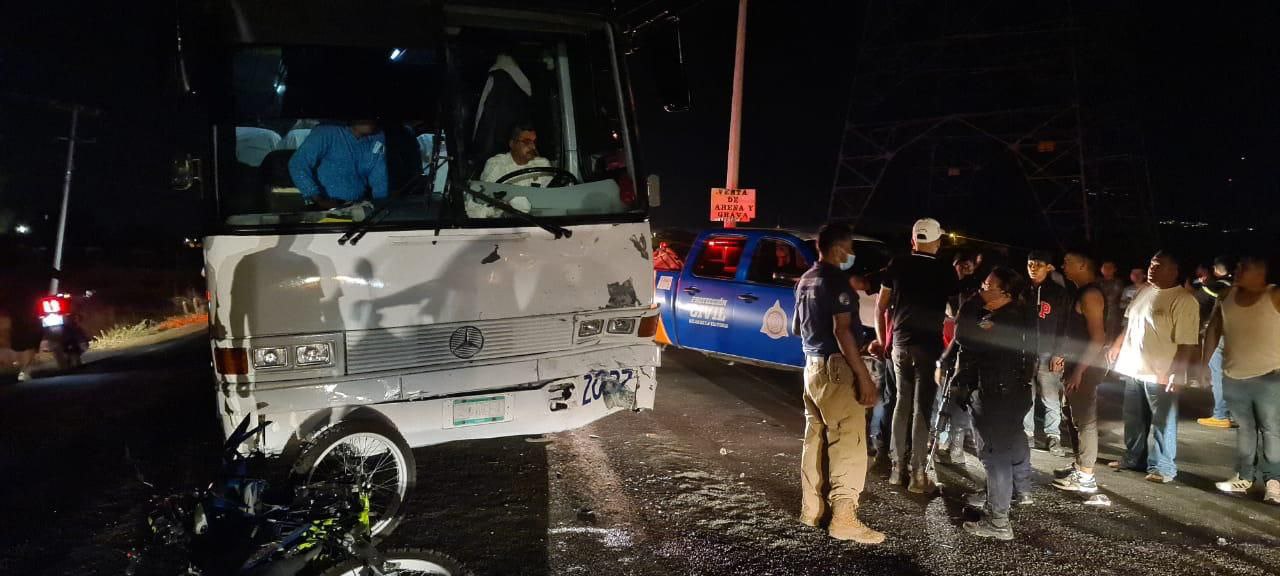 Fallecen motociclistas tras ser impactados por autobús en la carretera Silao-Trejo