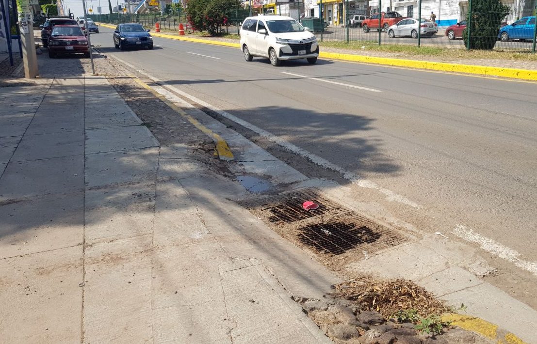 Guanajuato capital: tras lluvias, basura ‘taponea’ alcantarillas del Euquerio Guerrero