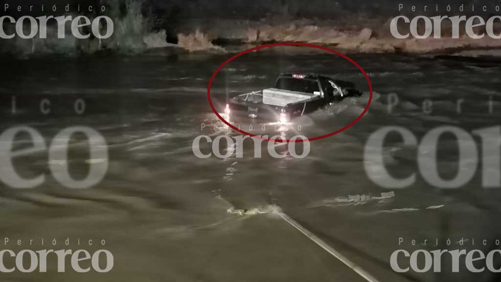 Cinco quedan atrapados en una camioneta al tratar de cruzar el Río Laja, en Cortazar