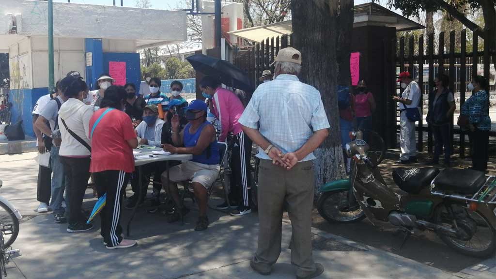 Vecinos entregan turnos no oficiales para vacunación de 50 y más en Salamanca