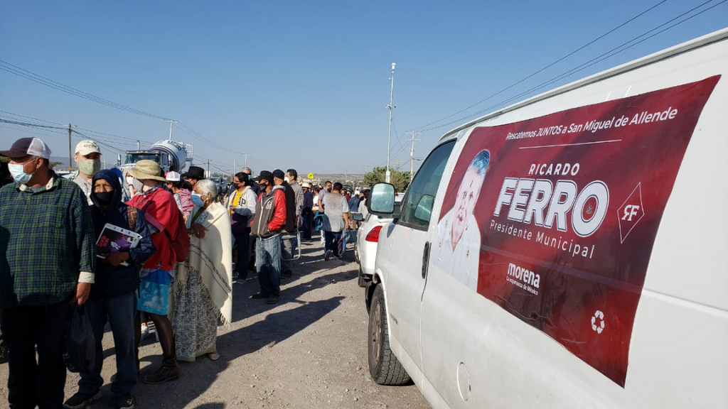 SMA: candidato coloca camioneta publicitaria en módulo de vacunación antiCOVID