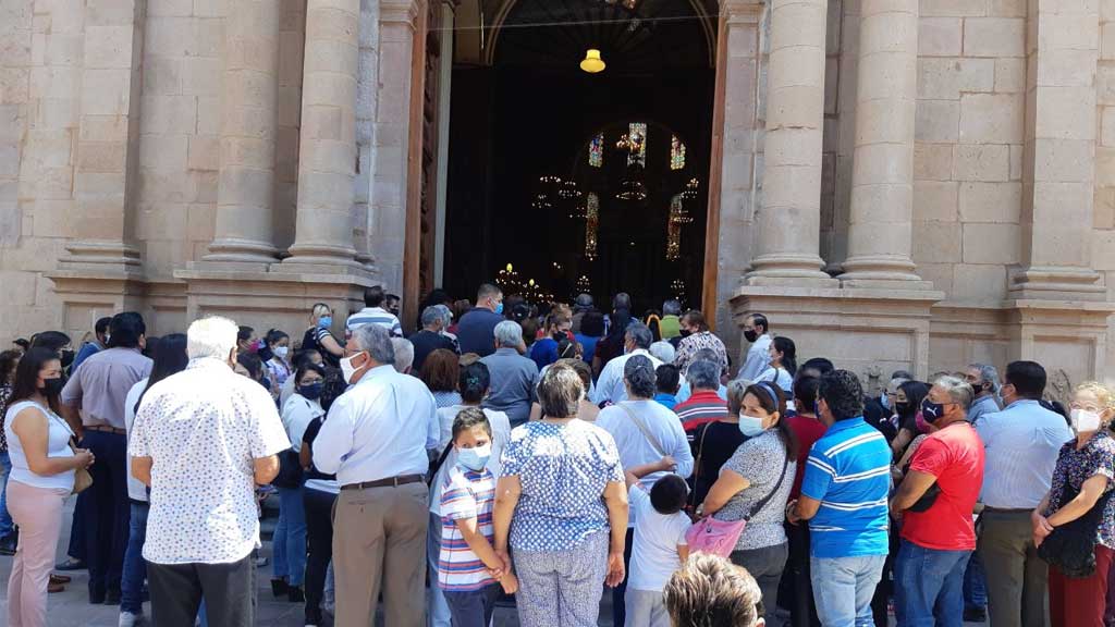 Leoneses se olvidan del Covid: abarrotan la Catedral de la Virgen de la Luz