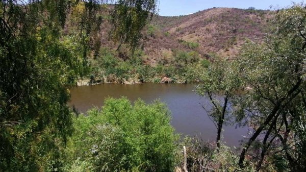 Se rompe tubería y aguas negras van a dar a la presa Pozuelos de Guanajuato Capital