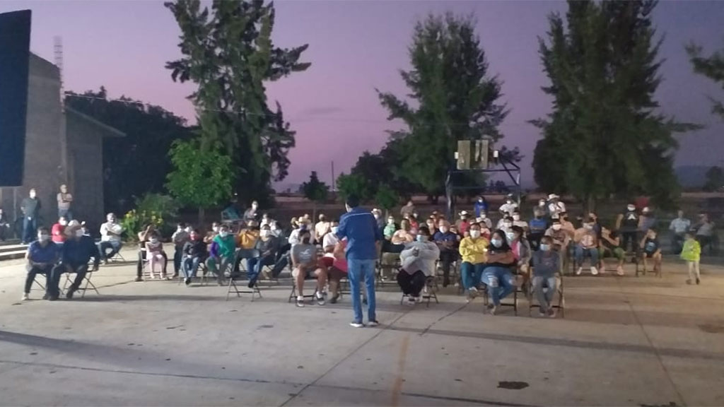 Moy Cortés visita Villas del Sol y de la Luz para escuchar a los ciudadanos