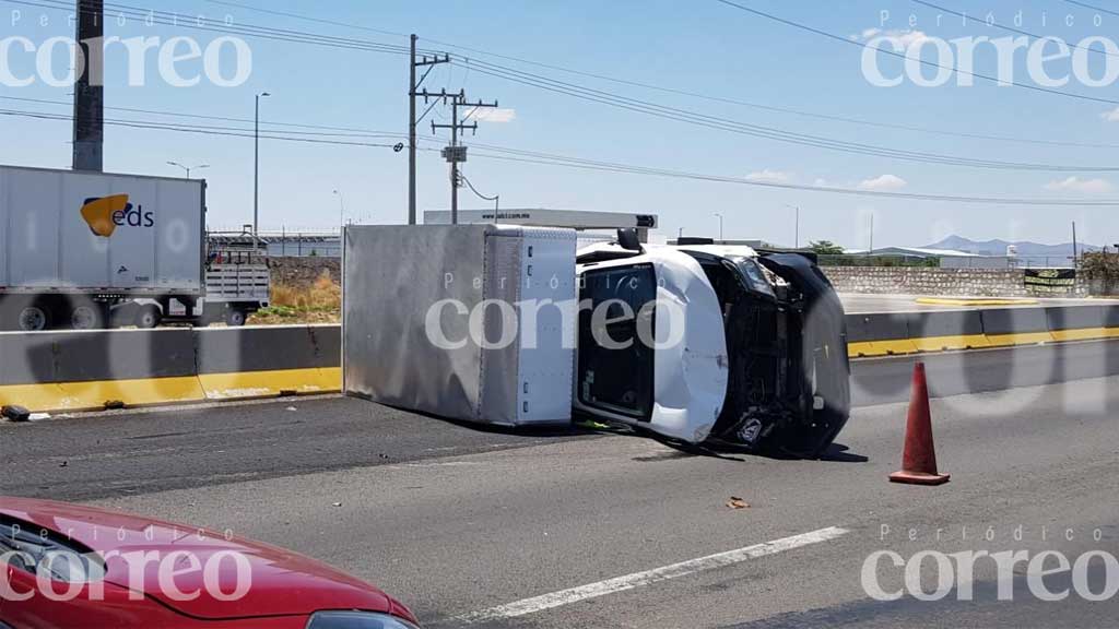 Conductor sale ileso luego de volcar en la Irapuato-Silao