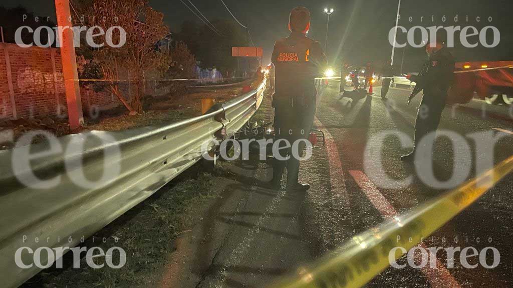 Familia choca en moto en la Irapuato-Abasolo; mujer muere, pareja y menor quedan heridos