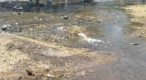 Denuncian vecinos de Barlovento fuga en tubería de agua potable