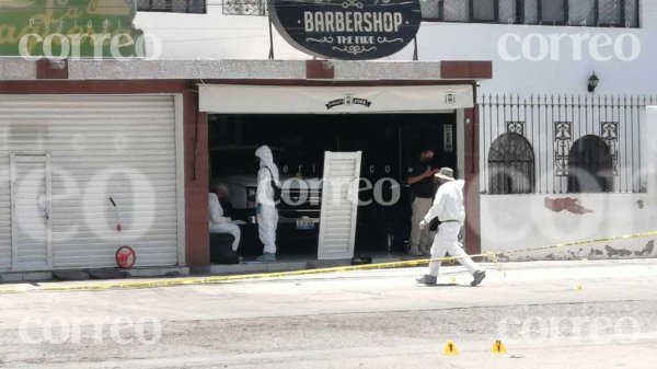 Atacan a presunto policía en barber shop de San Sebastián en León