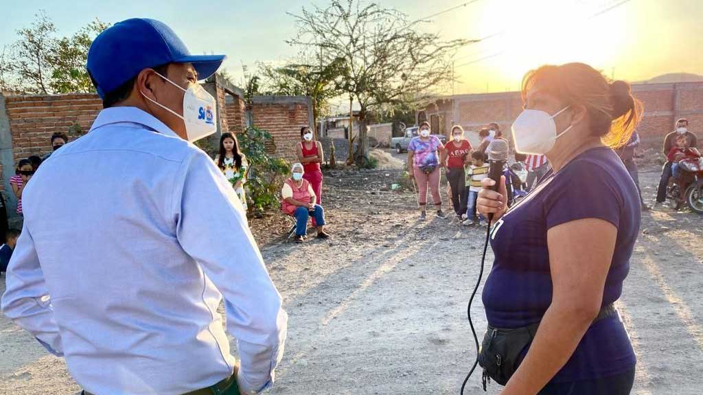 Moy Cortéz se compromete a resolver falta de agua y electricidad en colonias de Cuerámaro