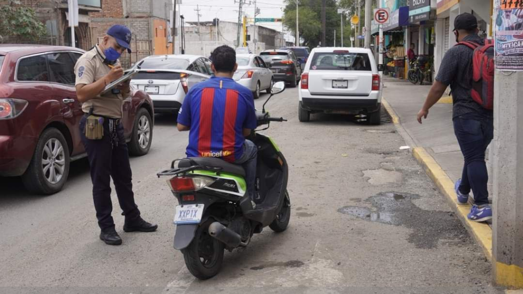 Multan hasta 15 personas a la semana por no usar casco en Guanajuato capital