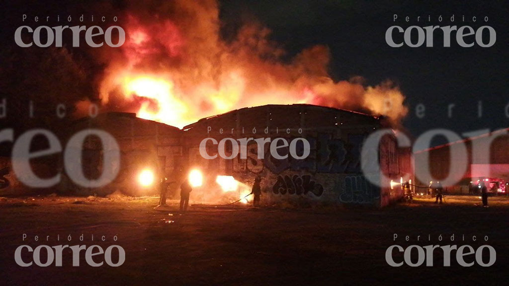 Incendio arrasa con bodega de reciclaje en Brisas del Campo en León