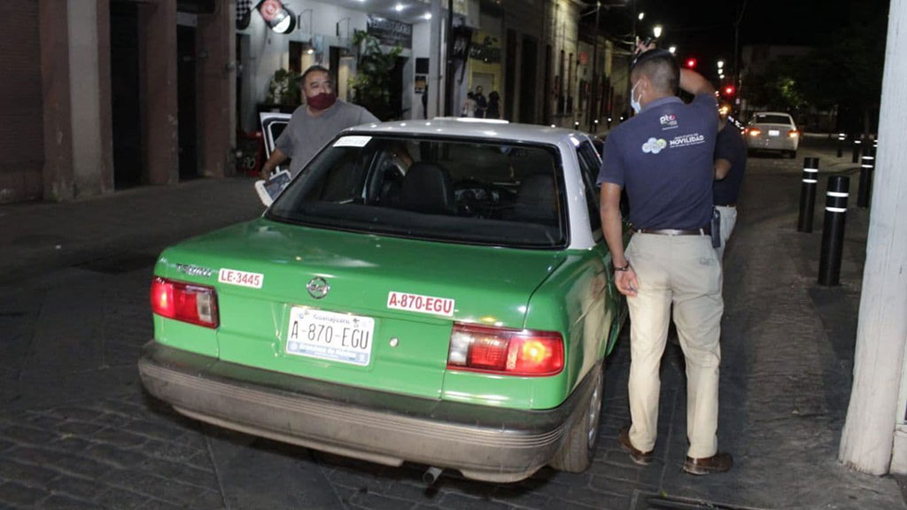 Operativos a taxis de la Madero arrojan permisos vencidos