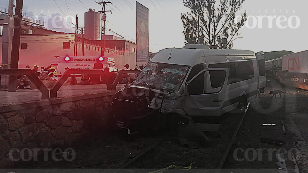 SMA: turistas de Tijuana intentan ganarle el paso al tren y sufren aparatoso accidente