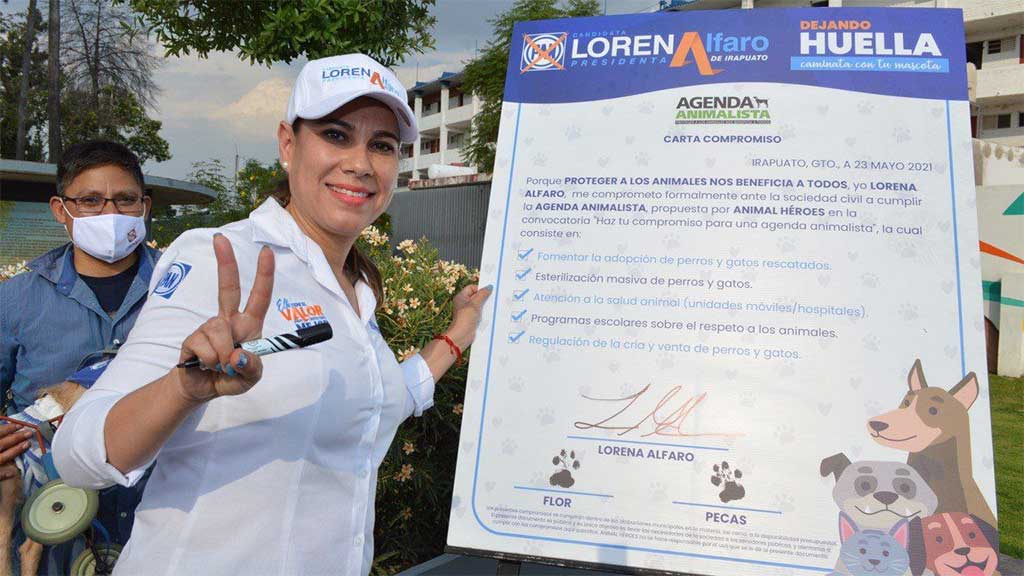 Lorena Alfaro firma compromiso para la protección de animales en Irapuato