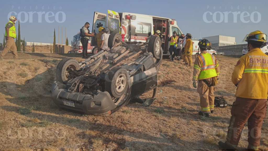 Mujer pierde el control de su camioneta y vuelca sobre la Guanajuato-Irapuato