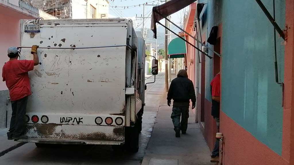 Demora en recolección de basura en Santa Catarina es por pocos camiones