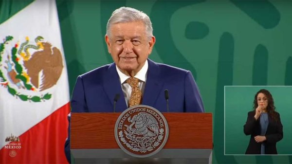 AMLO recomienda a sus adversarios usar Vitacilina para “irritaciones” por inversiones