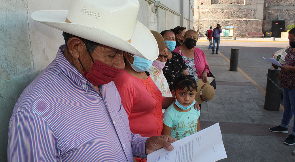 Vecinos de La Soledad piden al alcalde que intervenga en paso cerrado en Silao