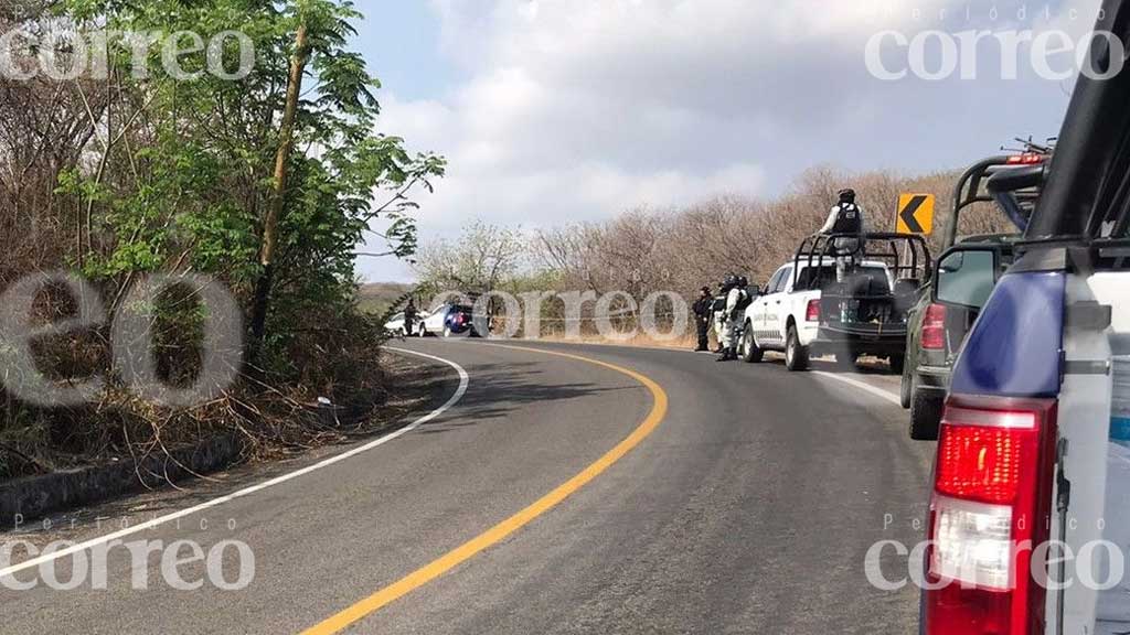 Abandonan el cadáver de un hombre con signos de tortura en la Moroleón-Piñicuaro