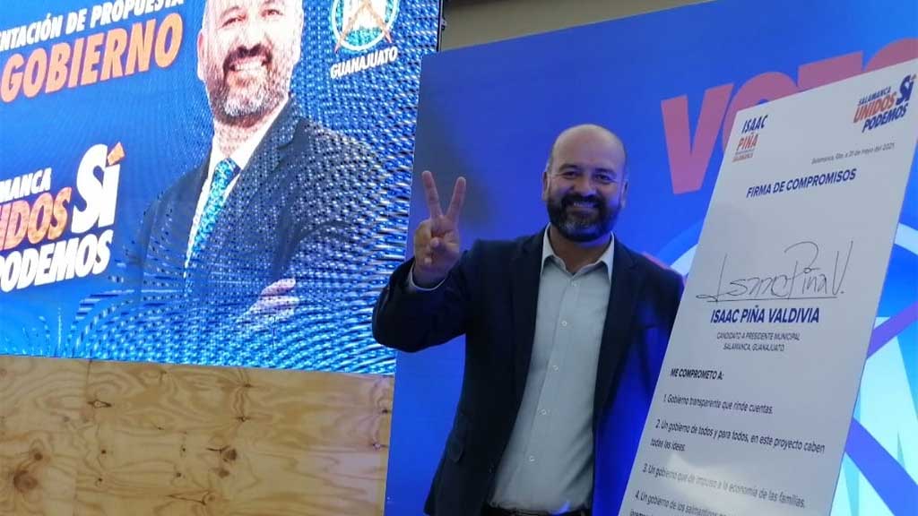 Firma Isaac Piña sus compromisos de construcción para Salamanca