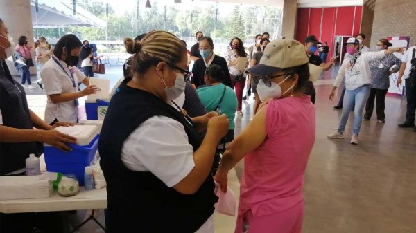 Aplican vacunas en 21 municipios de Guanajuato para embarazadas y personas de 50 y más