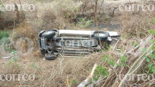 Aparatosa volcadura en Acámbaro deja a una persona lesionada