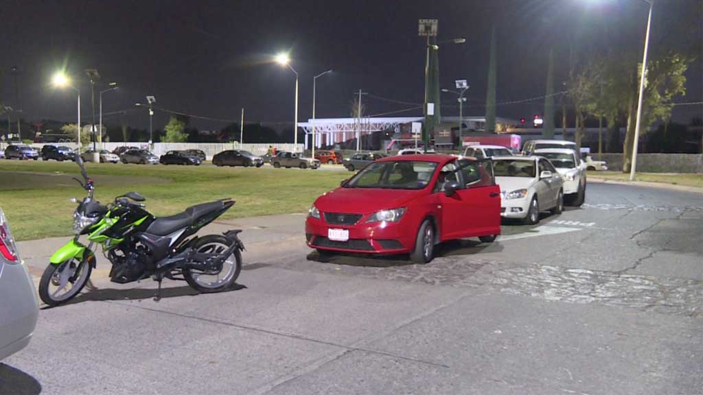 Leoneses hacen fila en la Velaria de la Feria para recibir vacuna antiCovid