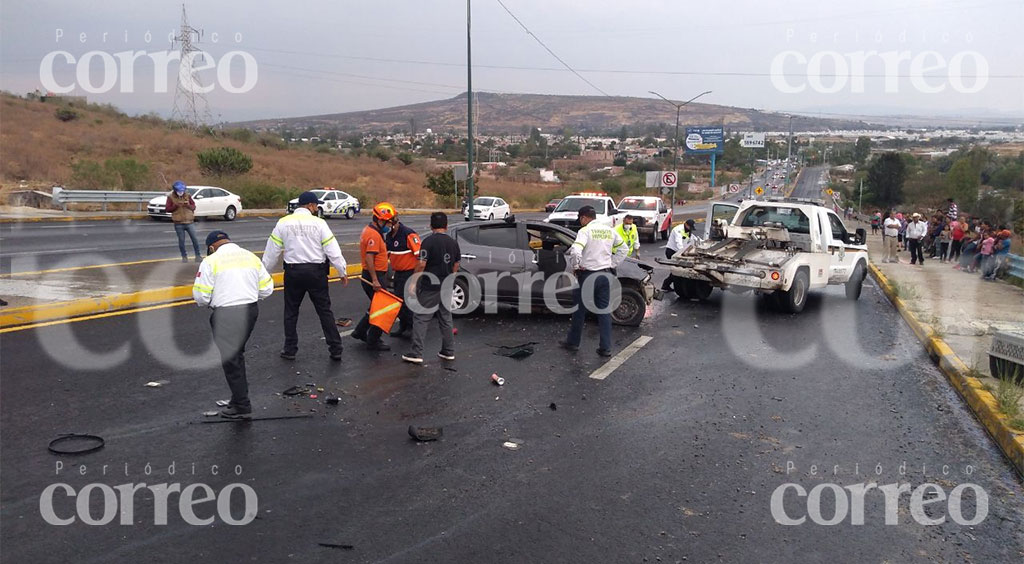 Aparatosa volcadura en el Cuarto Cinturón Vial de Irapuato deja dos heridos