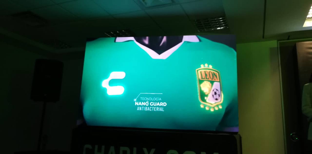 Presentan nueva playera del Club León, con marca guanajuatense