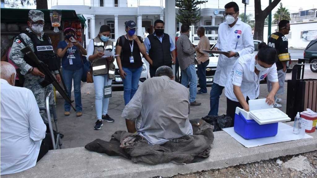 DIF León lleva vacunas anticovid a personas en situación de calle