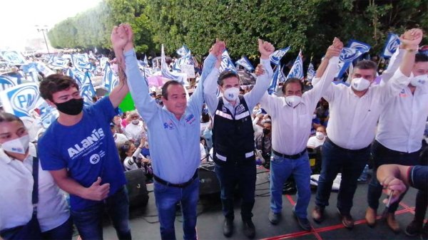 Entre porras y vítores cierra campaña Alex Alanís