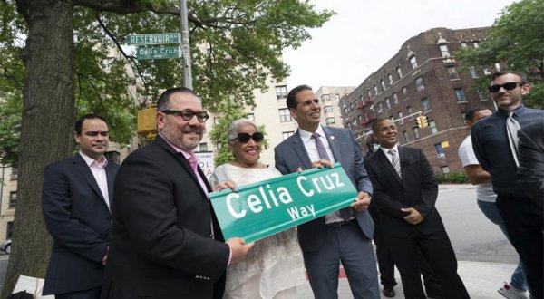 Nombran calle de Nueva York en honor a Celia Cruz